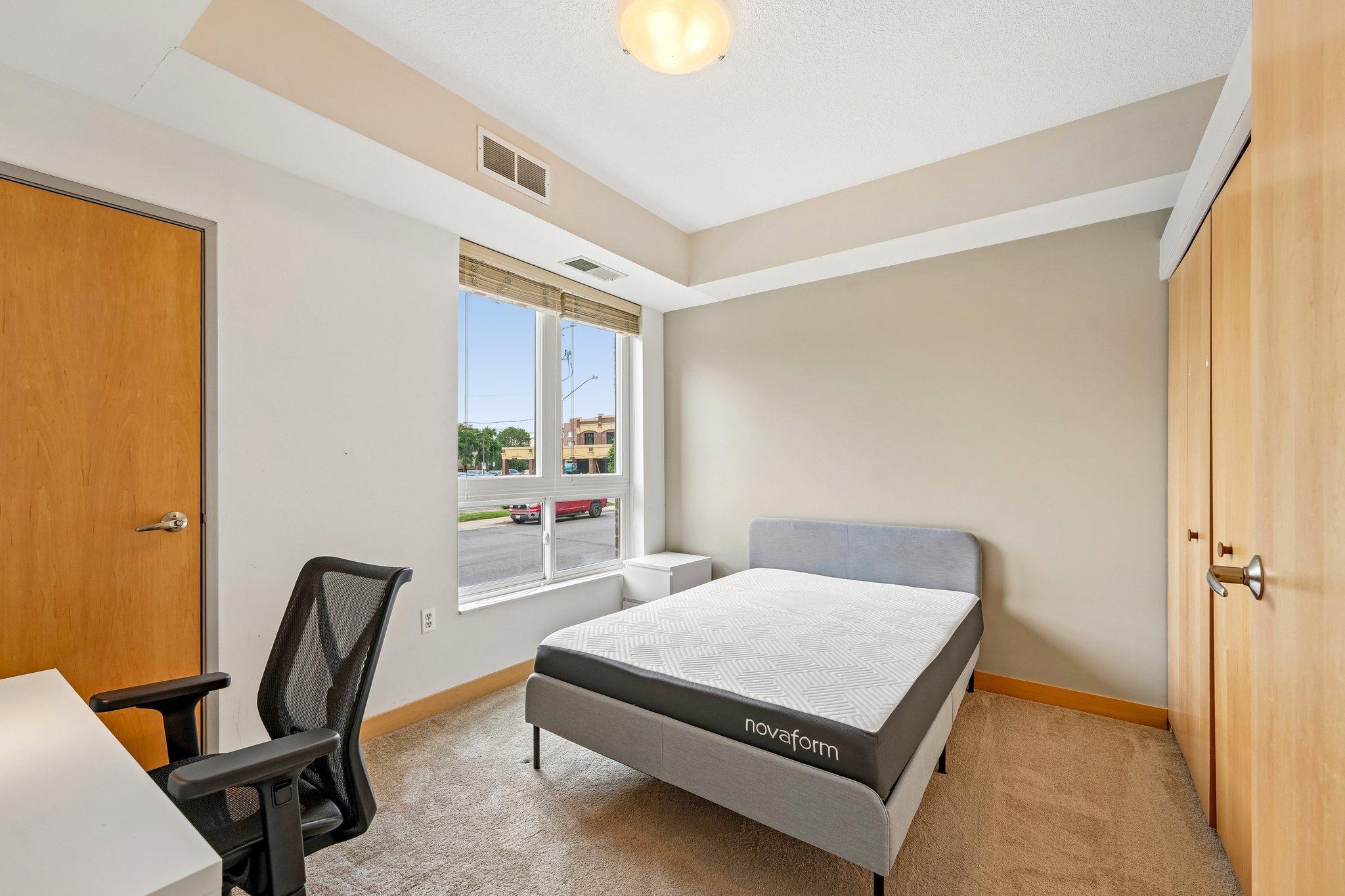 12-web-or-mls-University Ave 109-S2207-012.jpg