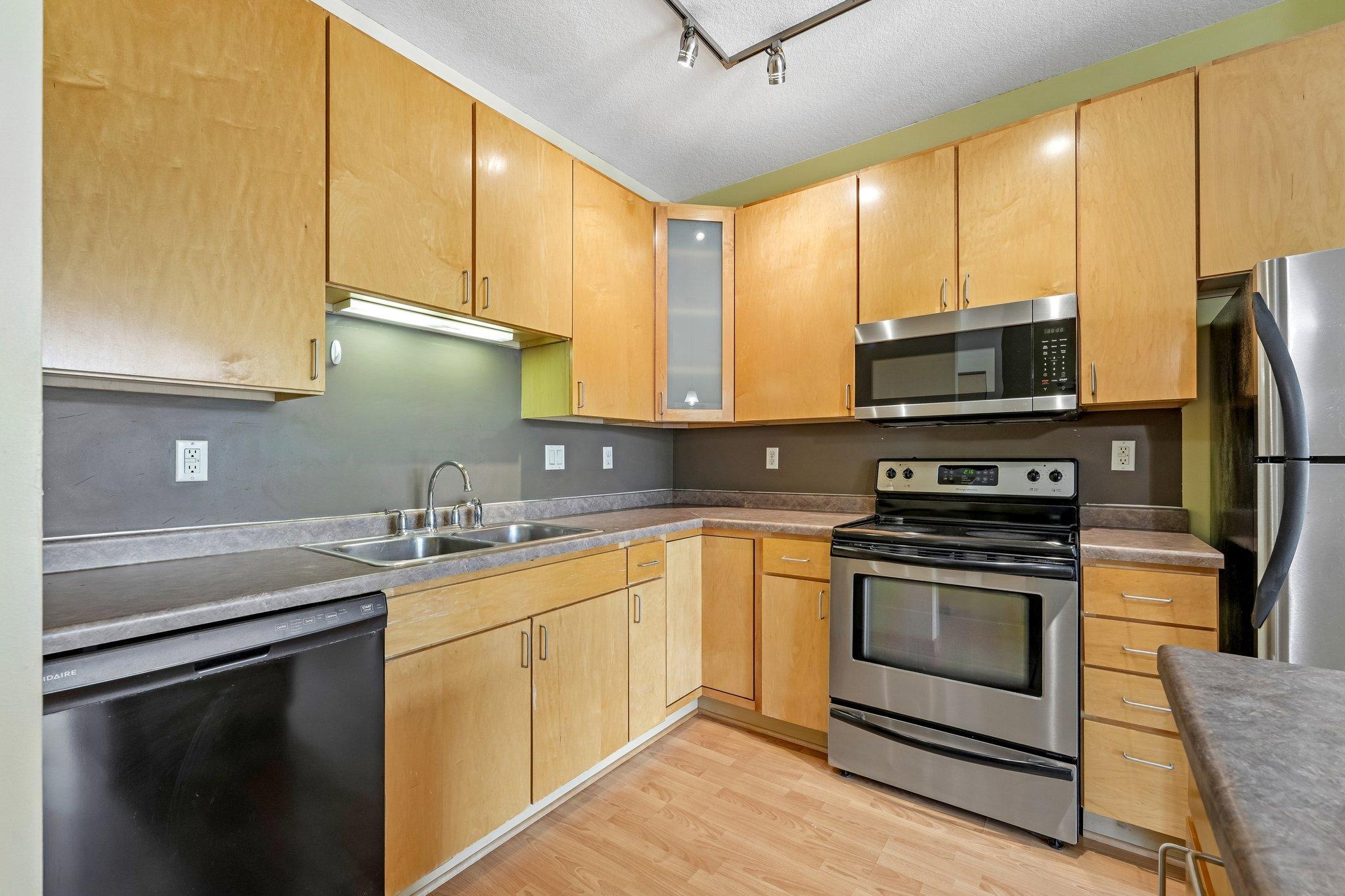 7-web-or-mls-University Ave 109-S2207-007.jpg