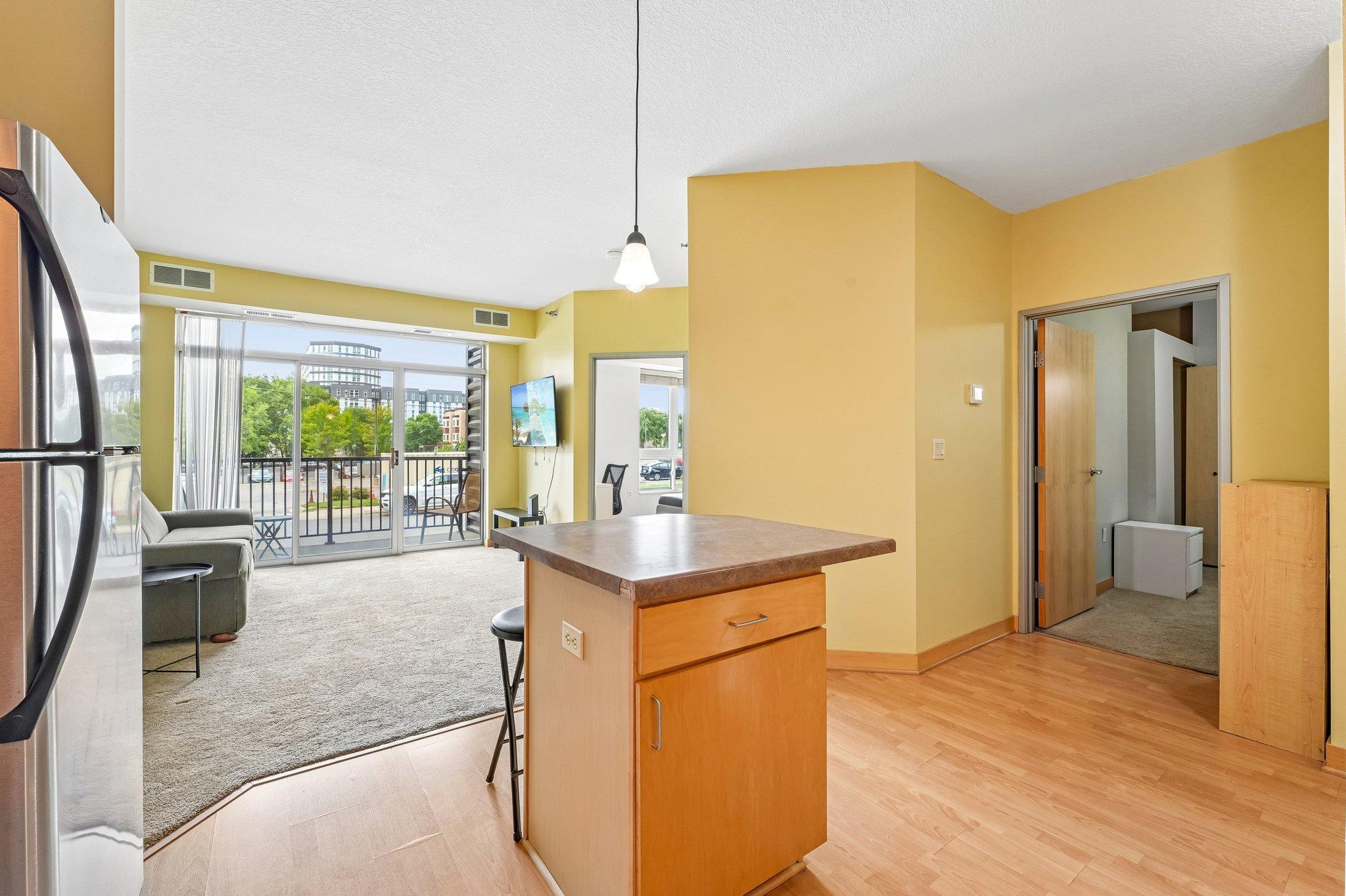 9-web-or-mls-University Ave 109-S2207-009.jpg