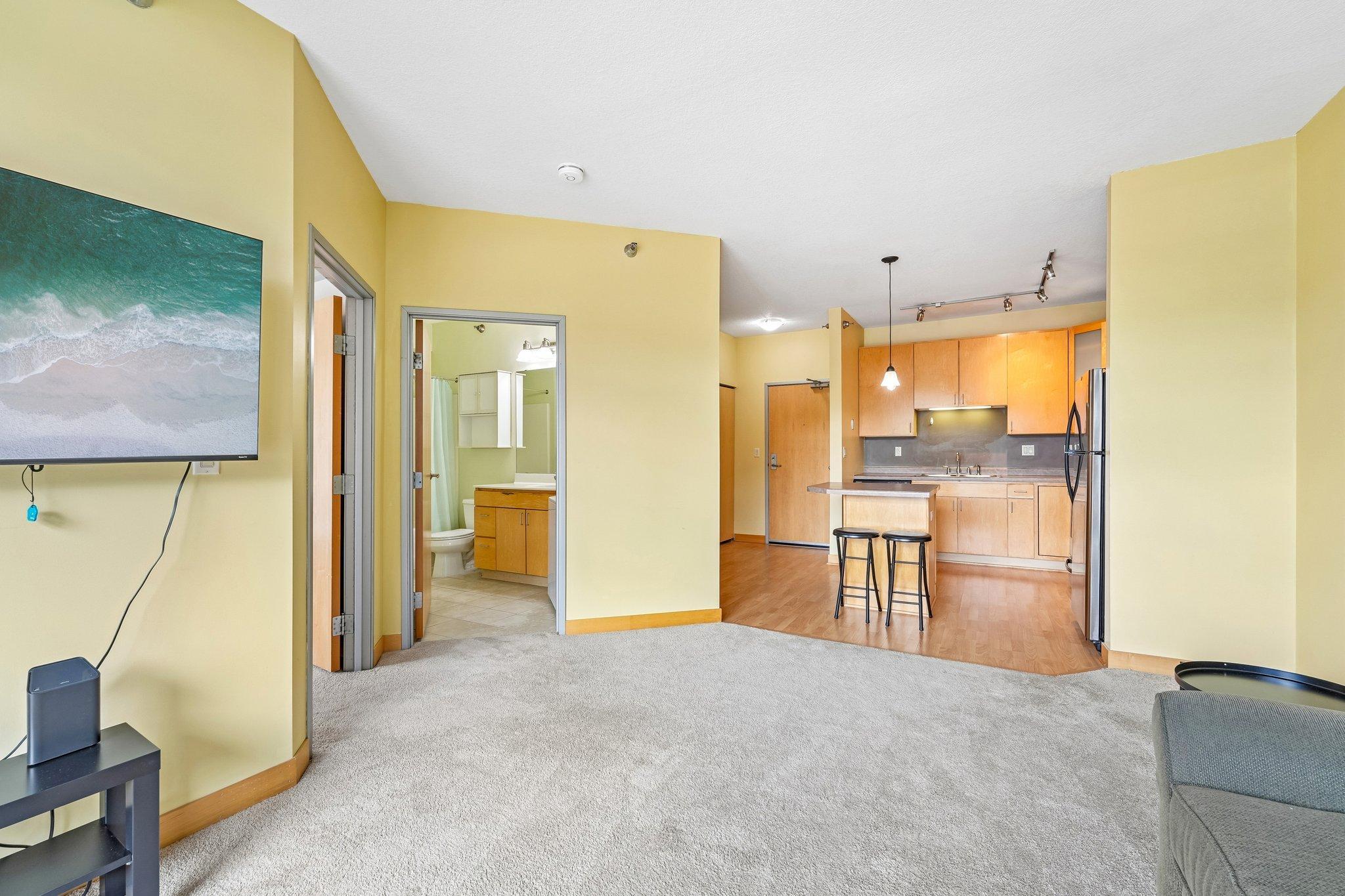 5-web-or-mls-University Ave 109-S2207-005.jpg