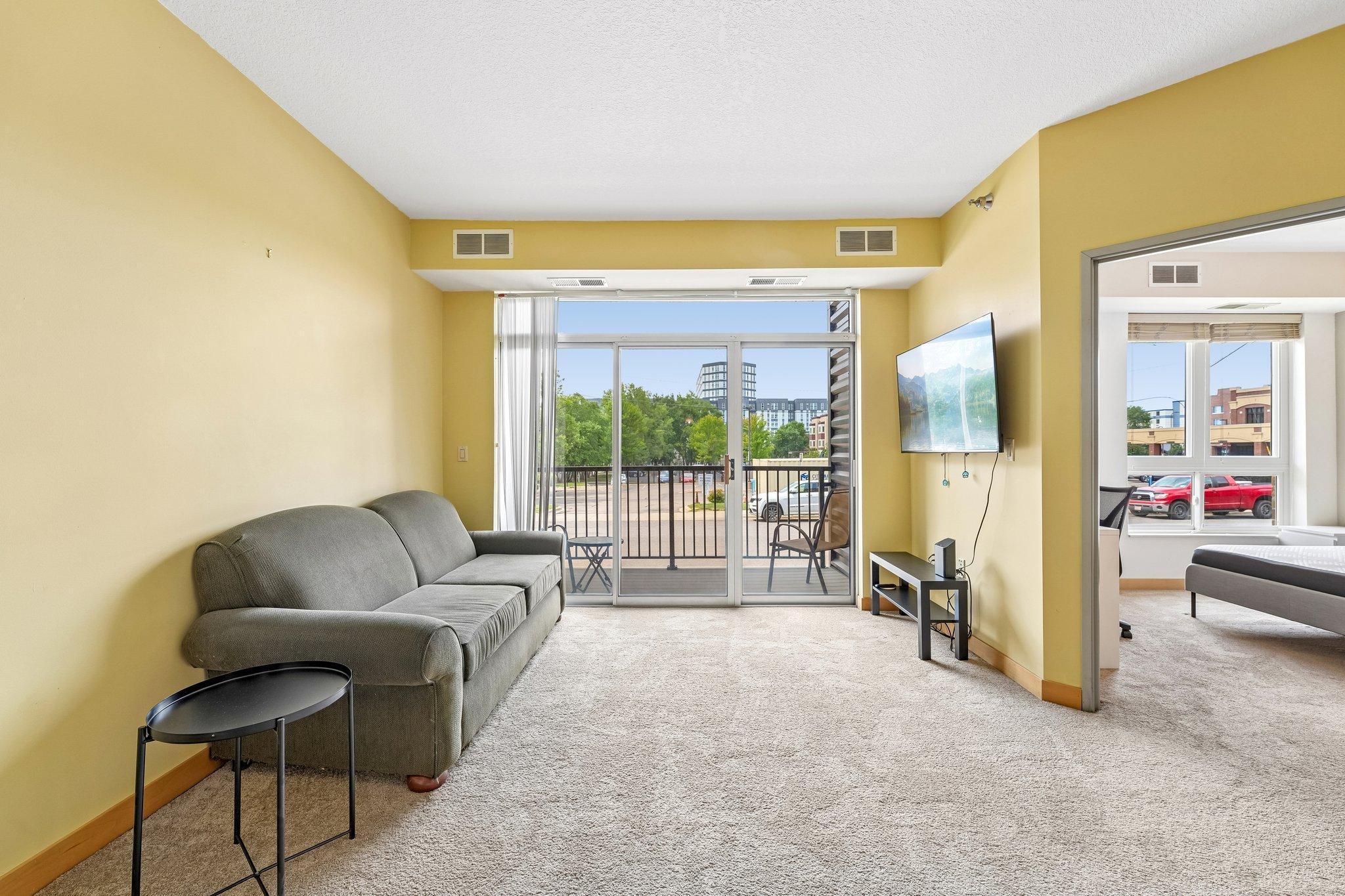 3-web-or-mls-University Ave 109-S2207-003.jpg