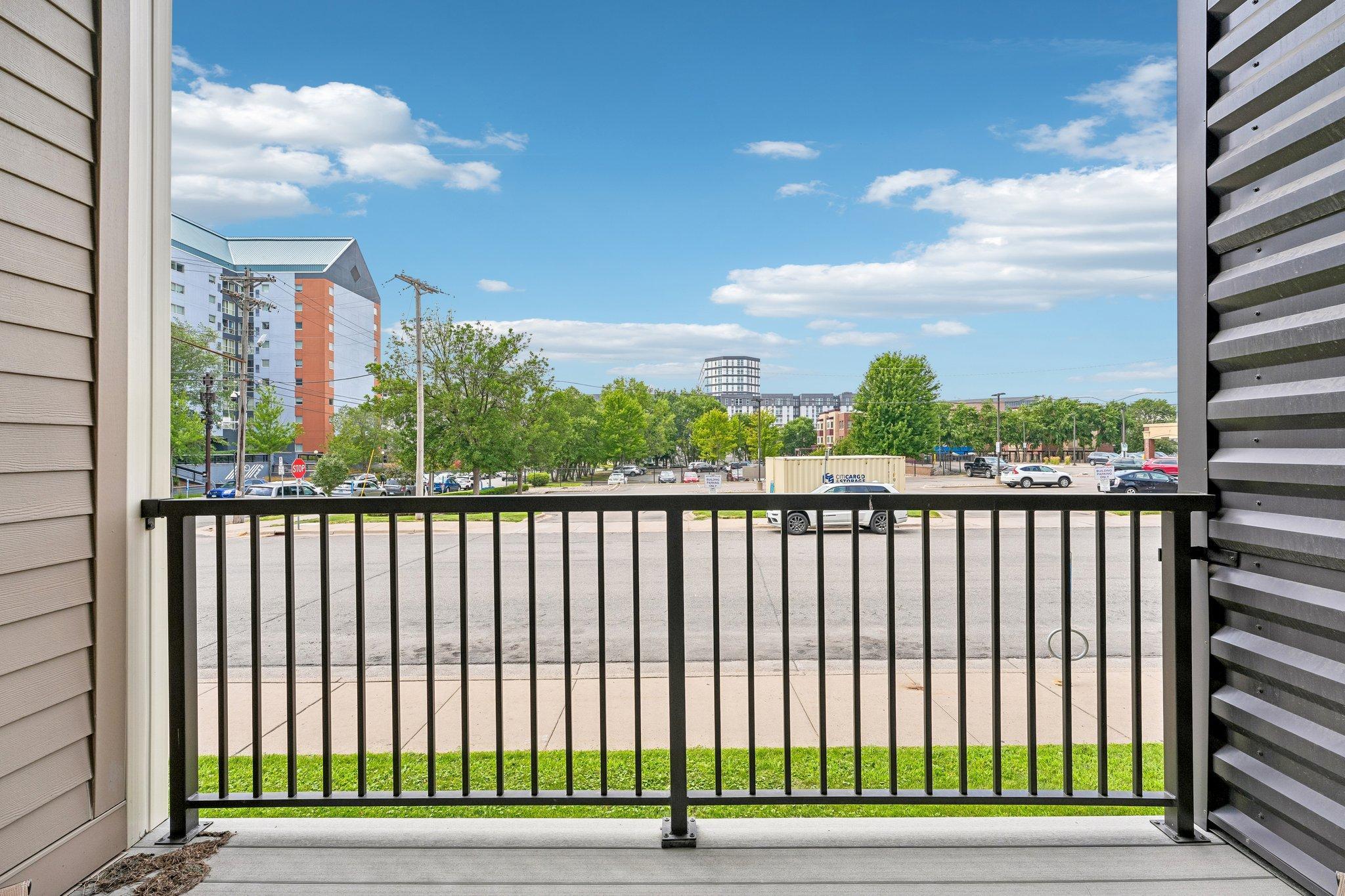 20-web-or-mls-University Ave 109-S2207-020.jpg