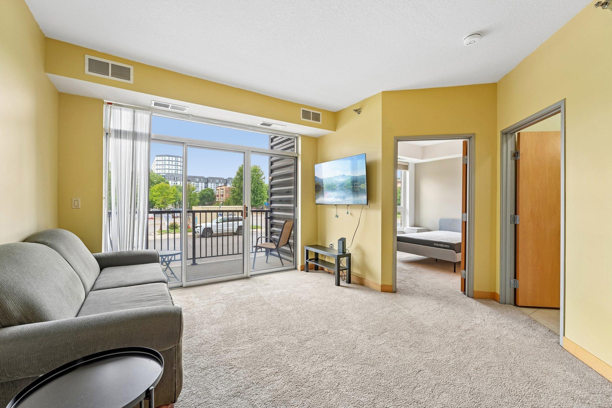 4-web-or-mls-University Ave 109-S2207-004.jpg