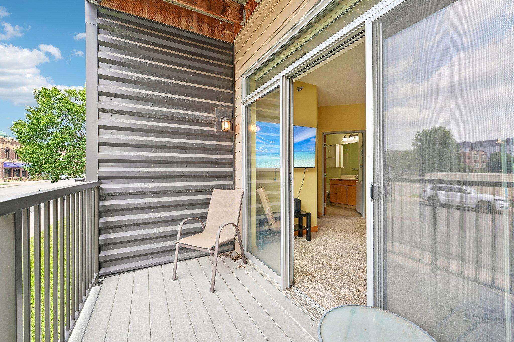 21-web-or-mls-University Ave 109-S2207-021.jpg