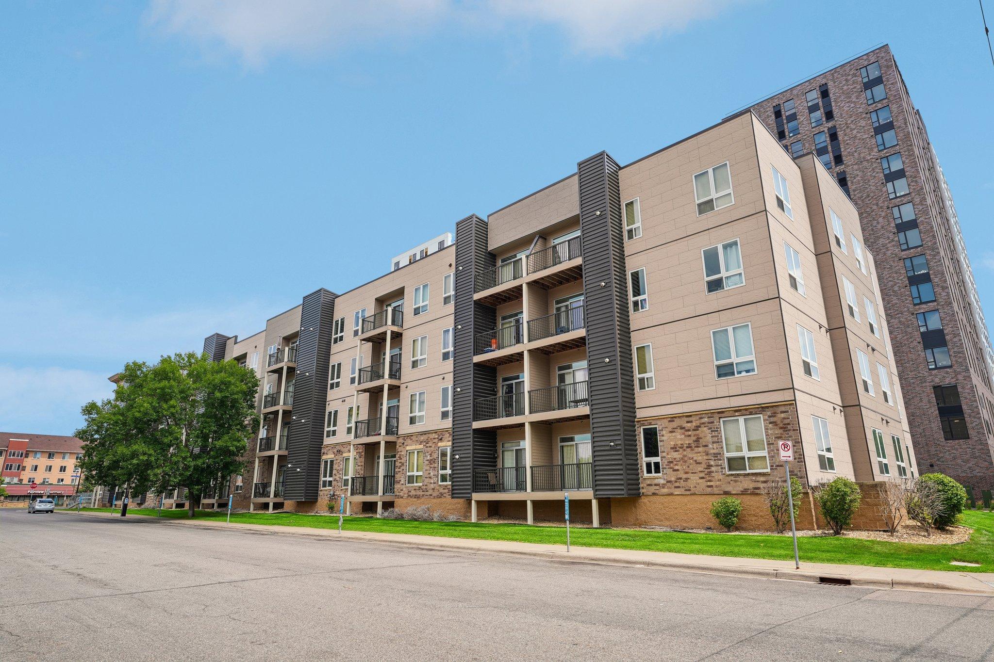 24-web-or-mls-University Ave 109-2207-903.jpg