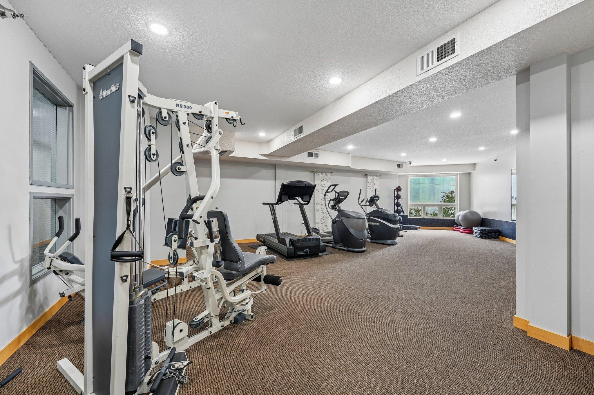 26-web-or-mls-University Ave 109-2207-905.jpg