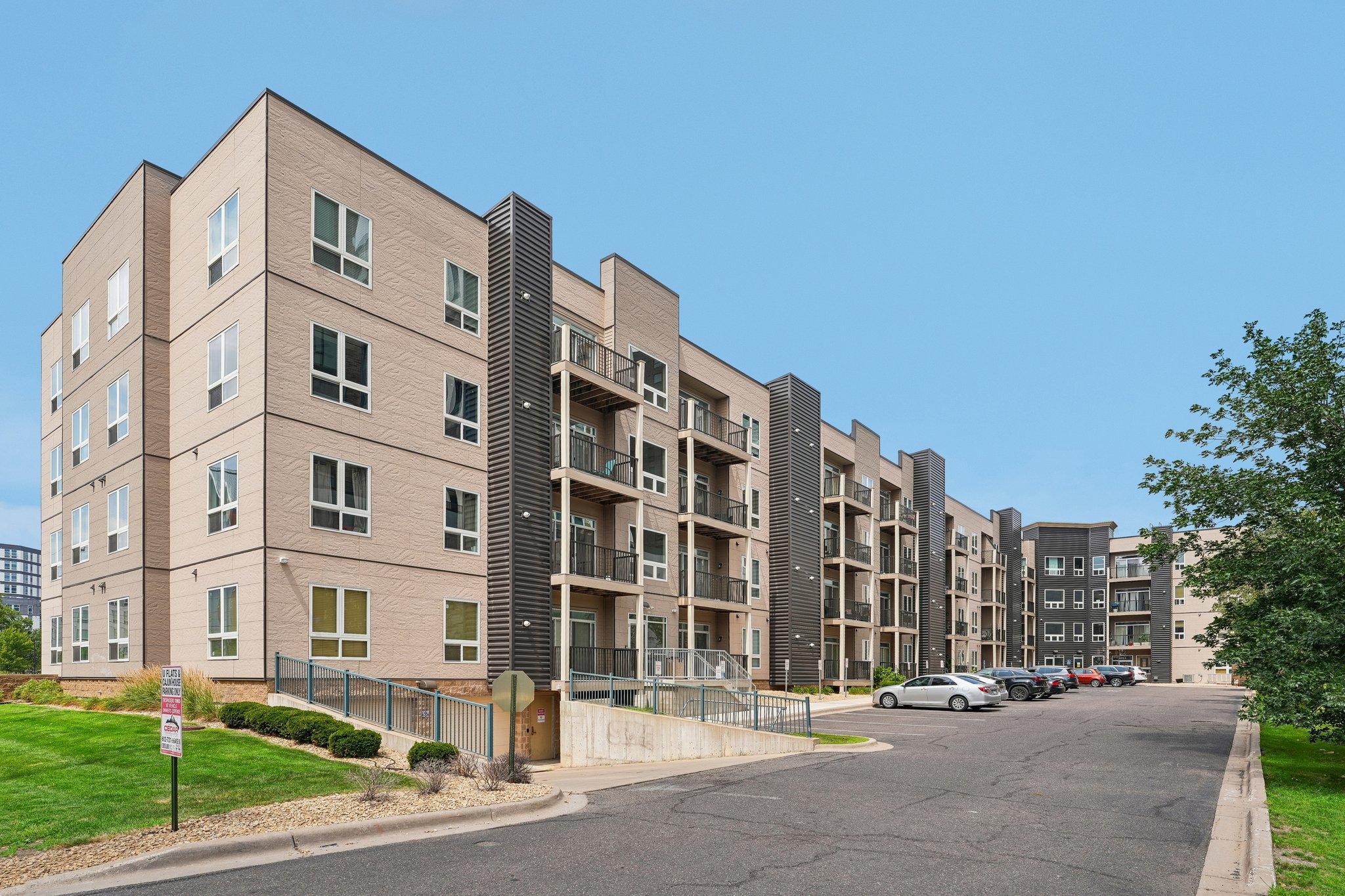 25-web-or-mls-University Ave 109-2207-904.jpg