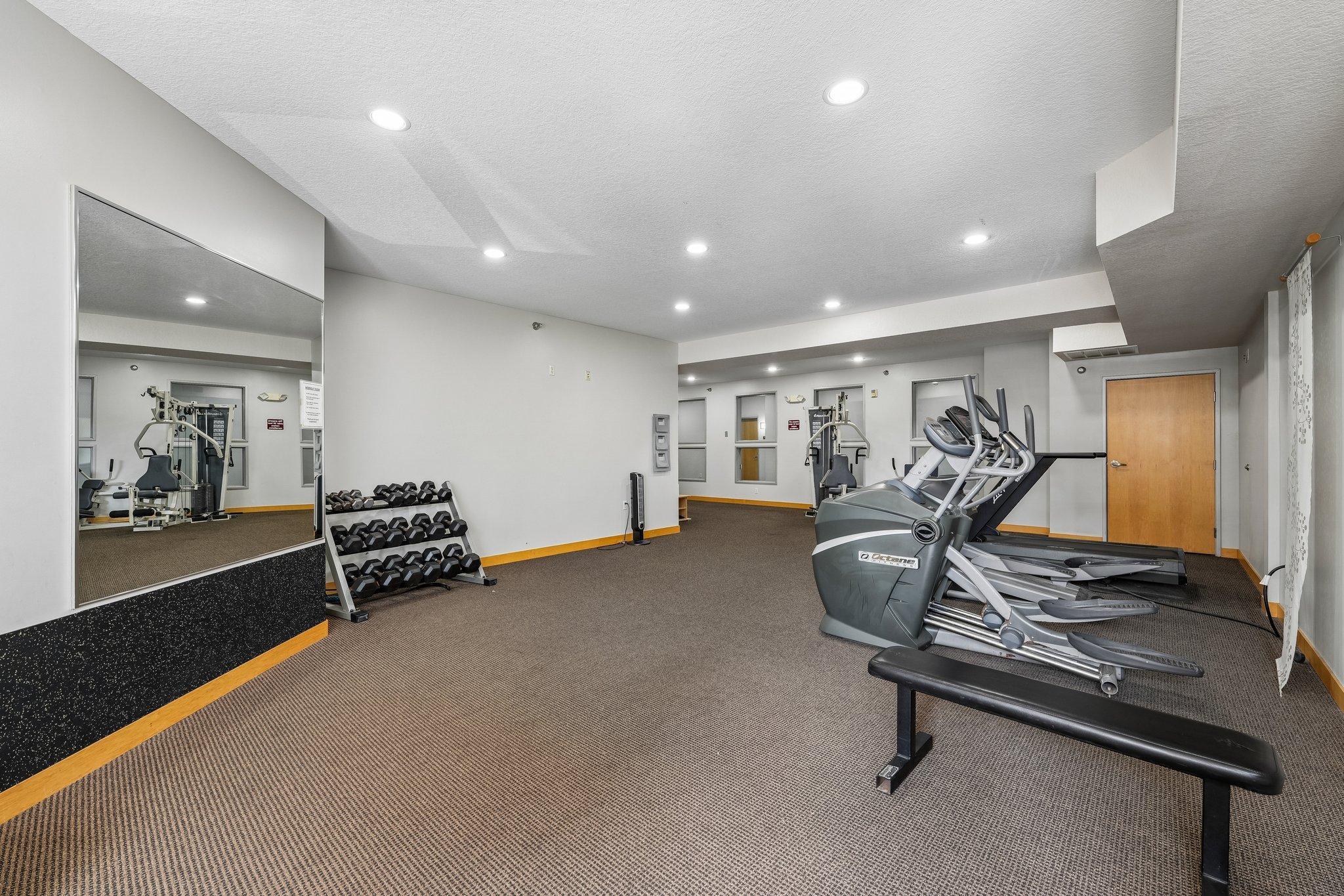 28-web-or-mls-University Ave 109-2207-907.jpg