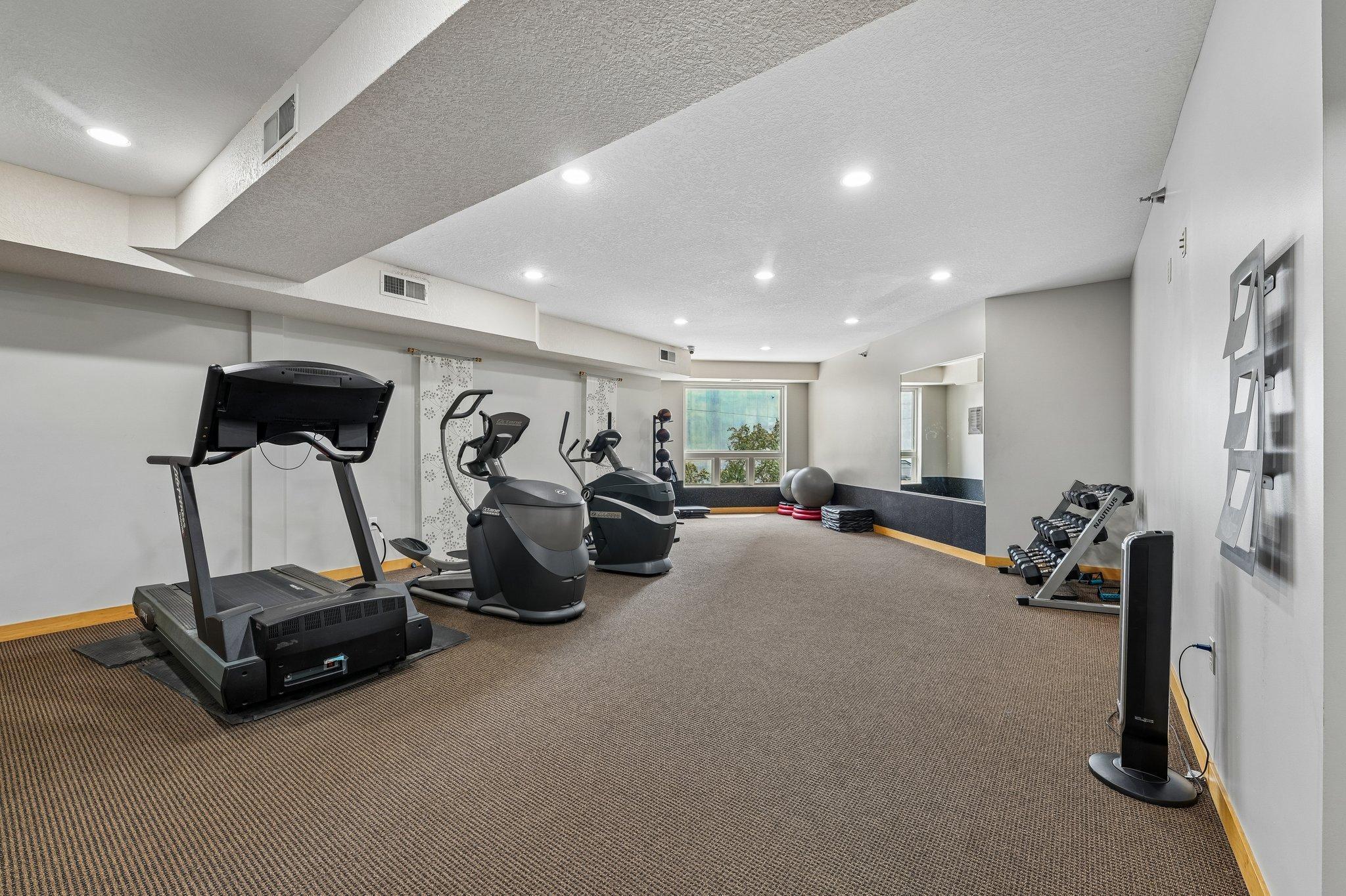 27-web-or-mls-University Ave 109-2207-906.jpg