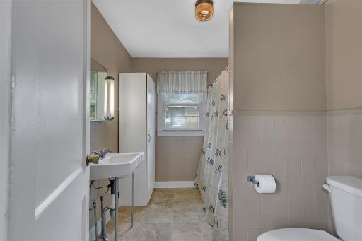 Main floor full bathroom