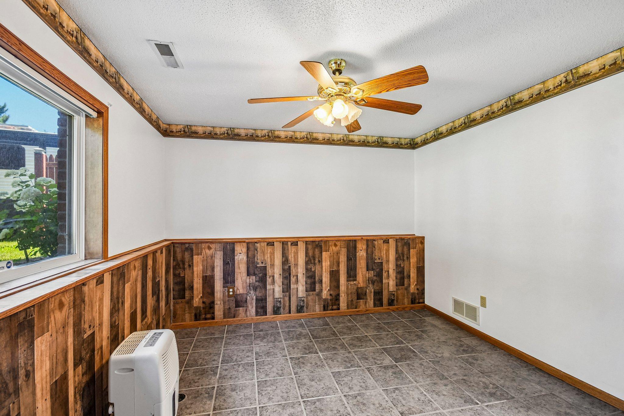 24-web-or-mls-3720 232nd Ave-S1407-024.jpg