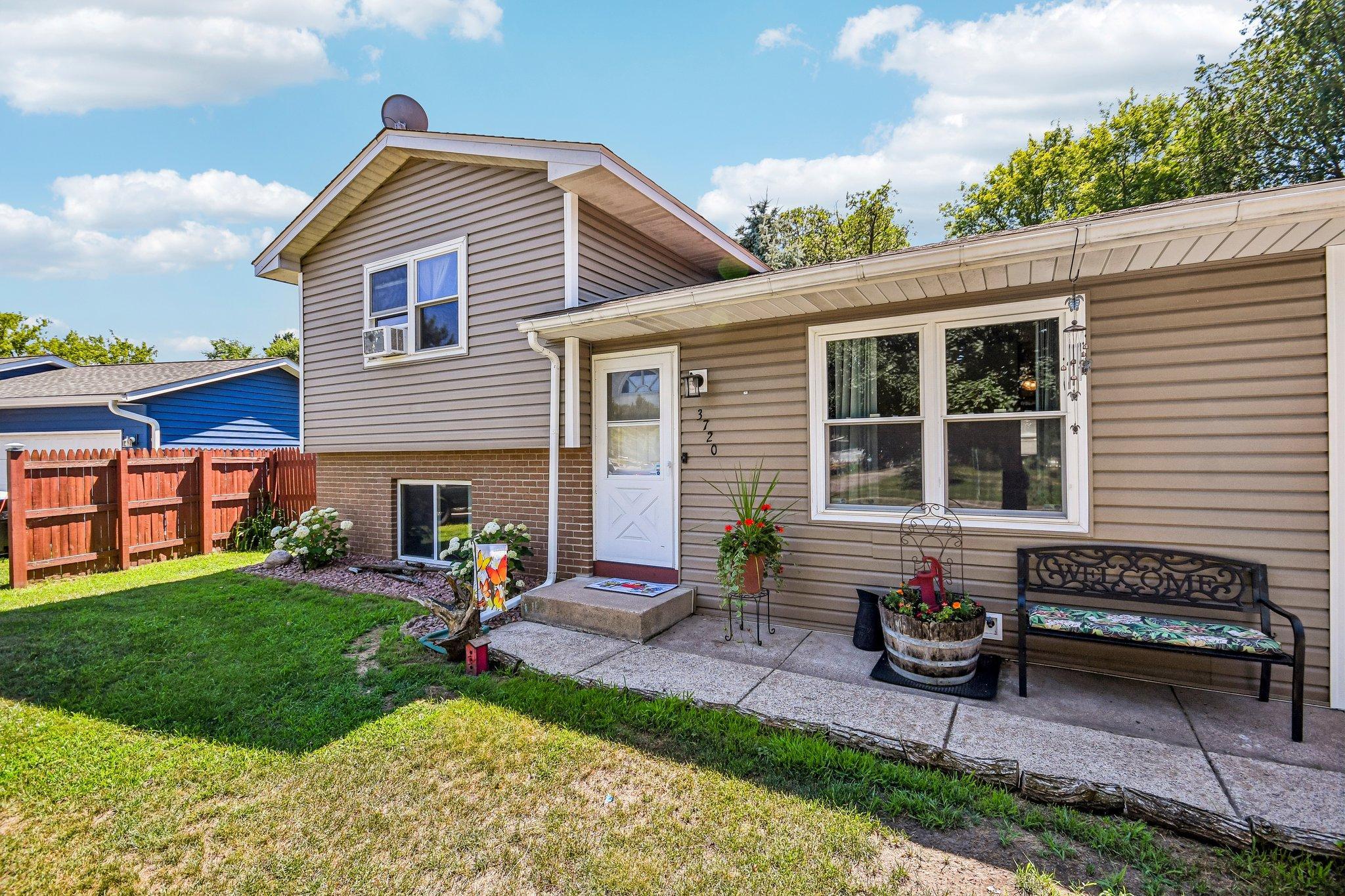 48-web-or-mls-3720 232nd Ave-S1407-048.jpg