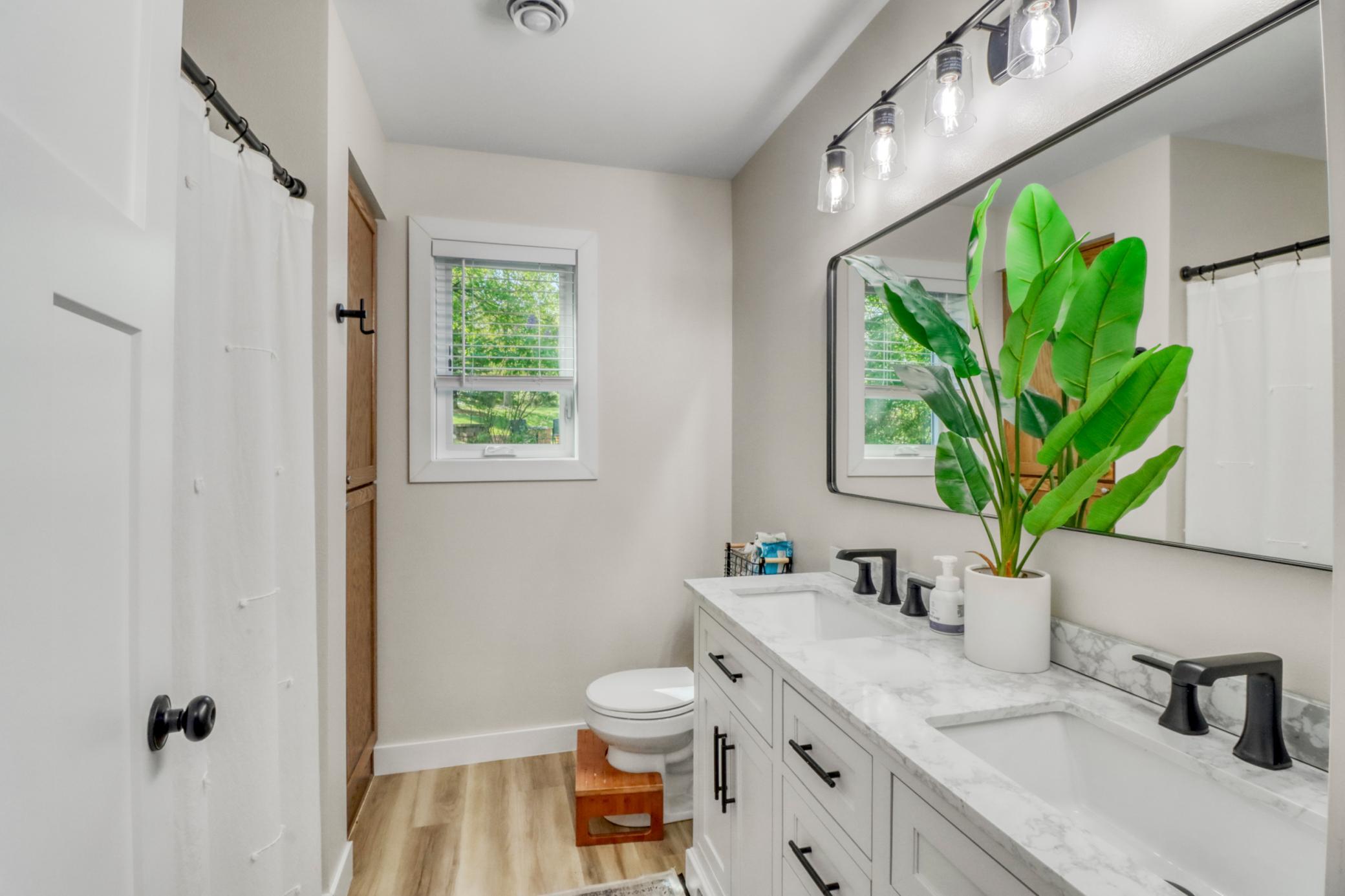 Bathroom1_1.JPG