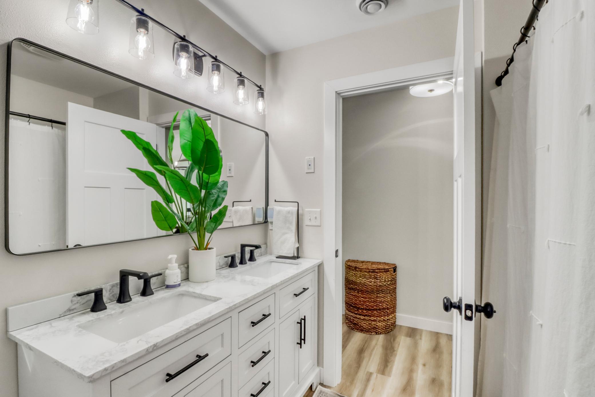 Bathroom1_2.JPG