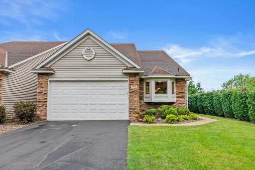 Amazing 3bd/3ba Weston Woods town home in sought after location and prime cul-de-sac location. Hard to find- two bedrooms on the main level!
