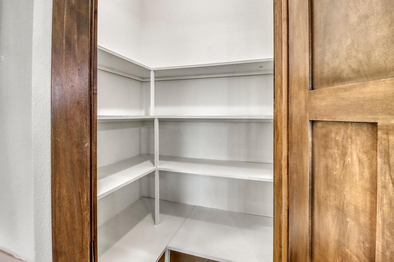 Kitchen_Pantry1_1-g.jpg