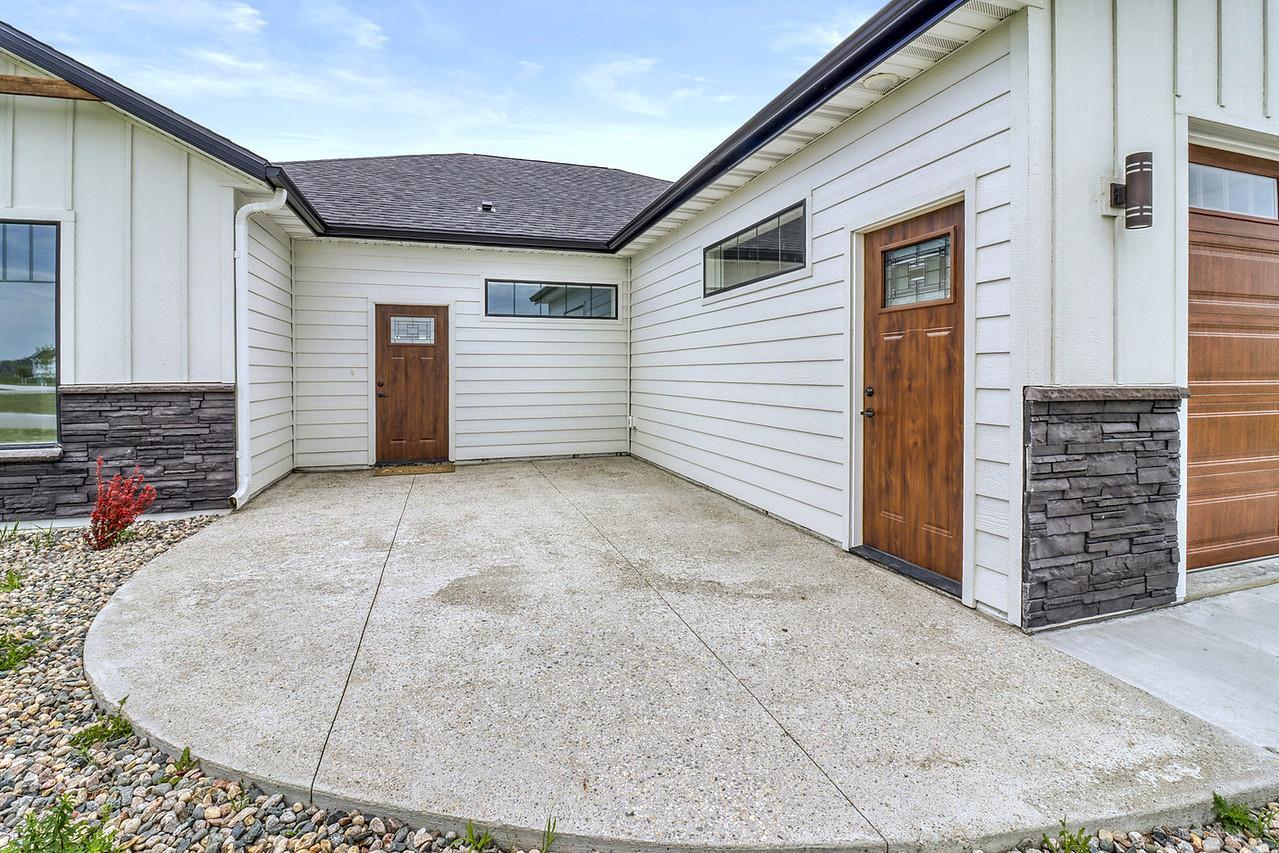 Front_Patio-g.jpg