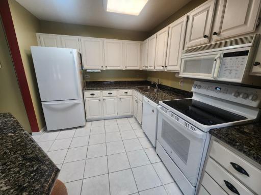 Granite counters & tile floor