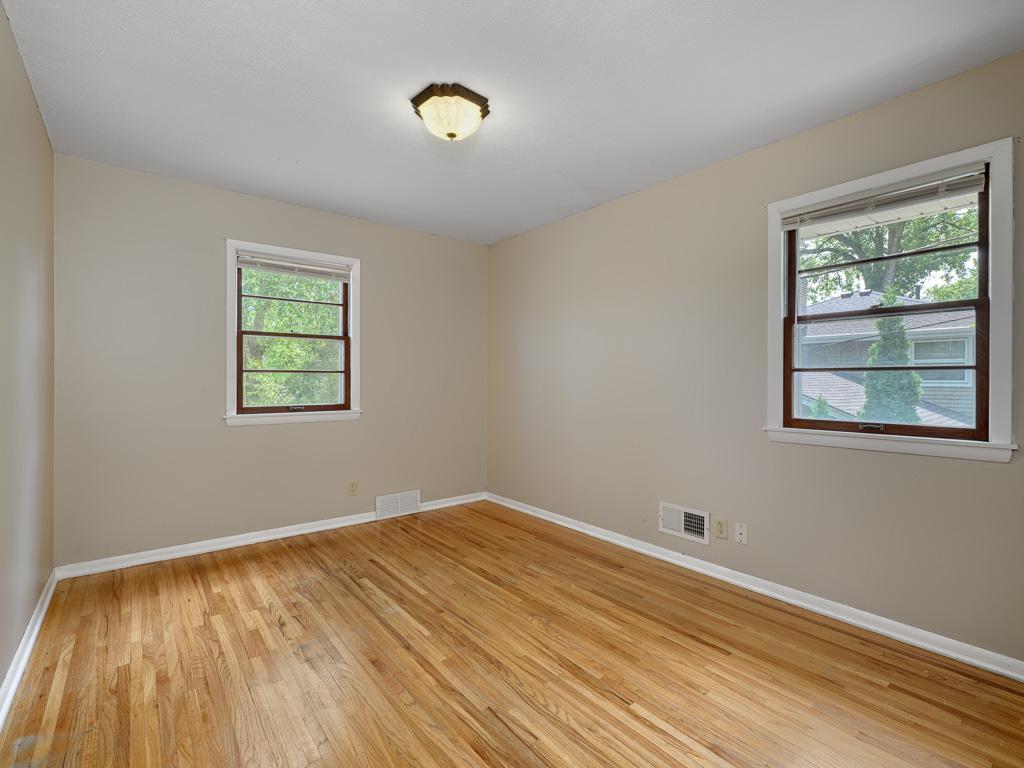 13 - Bedroom.jpg