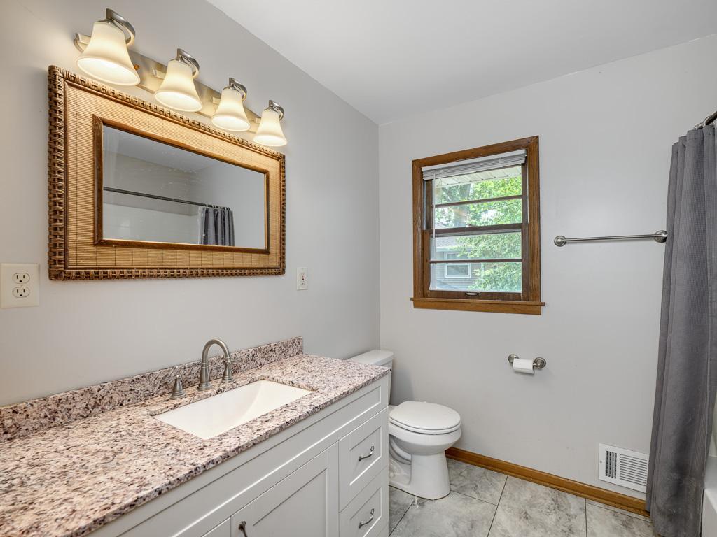 14 - Bathroom.jpg