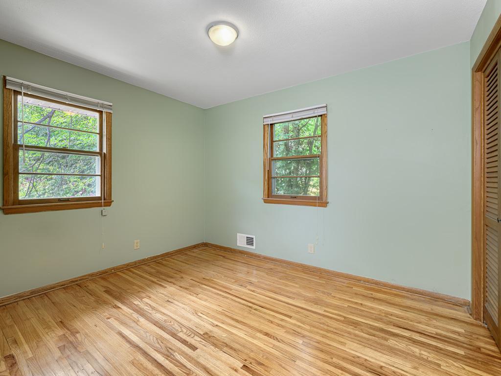 12 - Bedroom.jpg