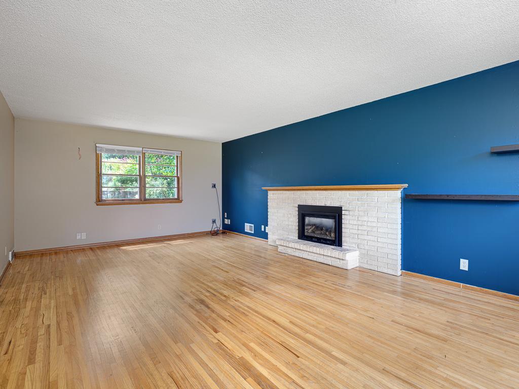 2 - Living Room.jpg