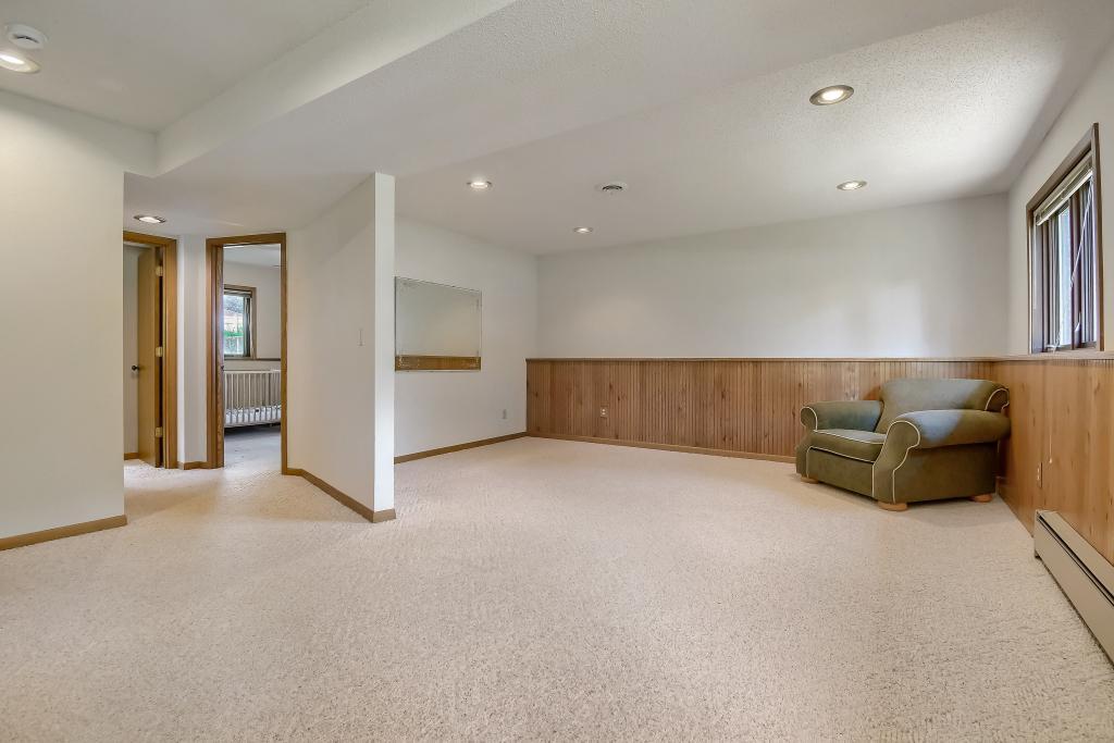 383 Belmont Ln - MLS Sized - 014 - 14 Family Room.jpg