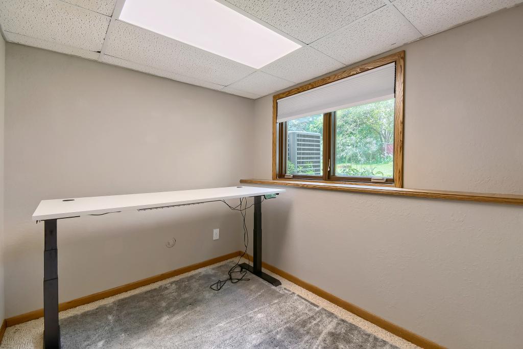 383 Belmont Ln - MLS Sized - 016 - 16 Family Room.jpg