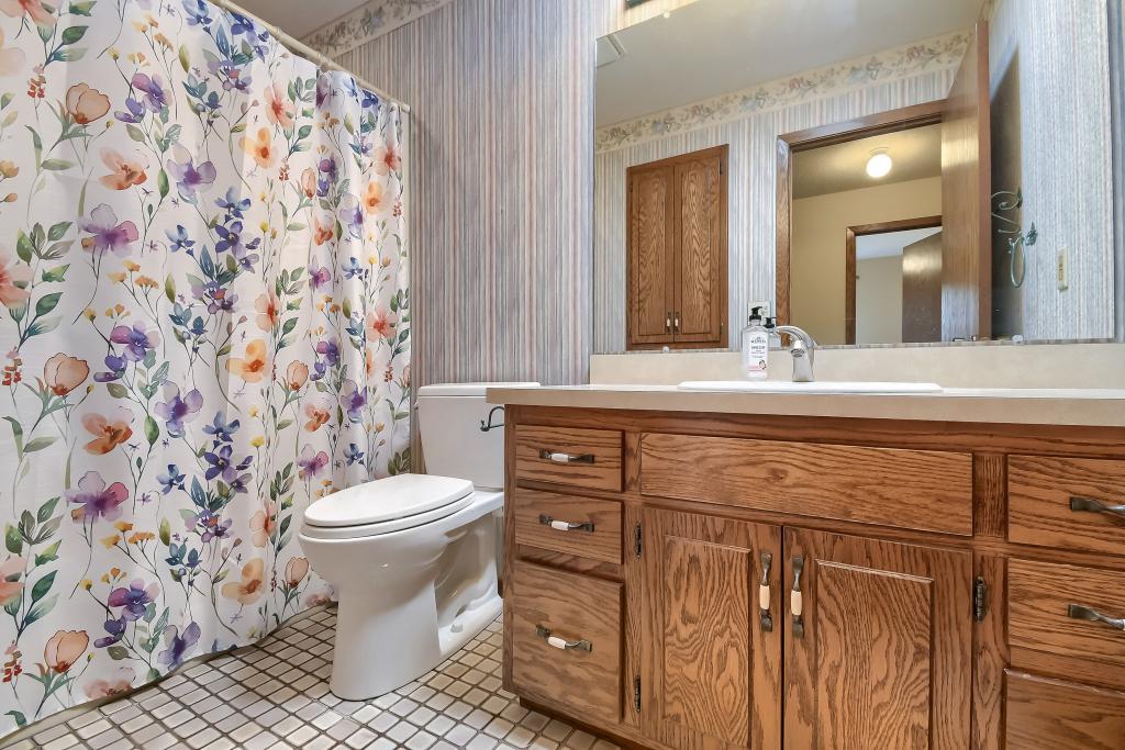 383 Belmont Ln - MLS Sized - 023 - 23 Bathroom.jpg