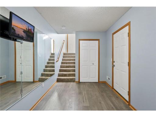 652 Willoughby Way W, Hopkins, MN 55305