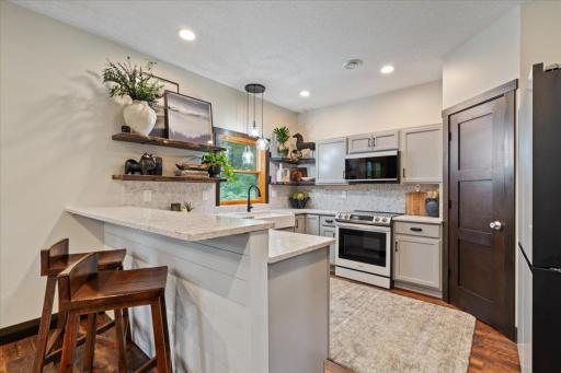 Gorgeous Kitchen with Pennisula