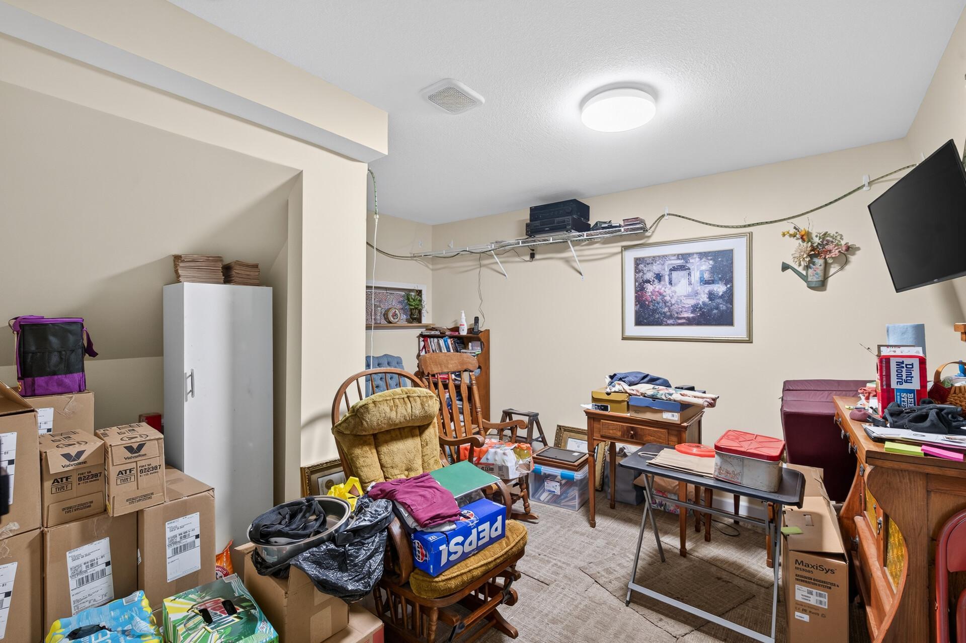 Great space for an office, den, lounge