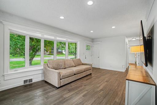 3674 Mcknight Road N, Saint Paul, MN 55110