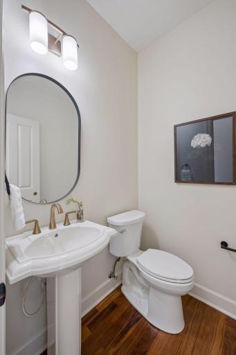 Main level 1/2 bathroom