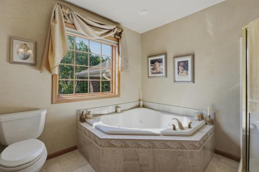 Kramer main floor bedroom bath jettub view.jpg