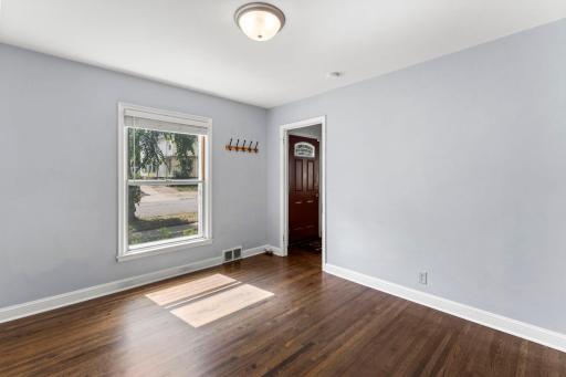 30-web-or-mls-1047 Dayton Ave-83.jpg