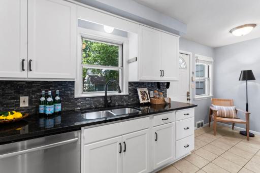 22-web-or-mls-1047 Dayton Ave-43.jpg