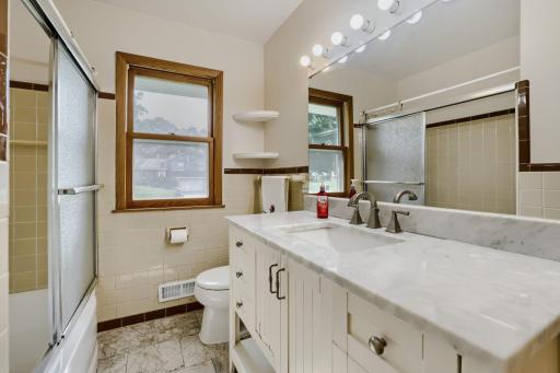 900 W 84th St - Web Quality - 011 - 11 Bathroom.jpg