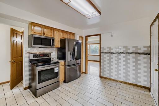 900 W 84th St - Web Quality - 003 - 03 Kitchen.jpg