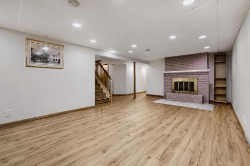 900 W 84th St - Web Quality - 006 - 06 Family Room.jpg