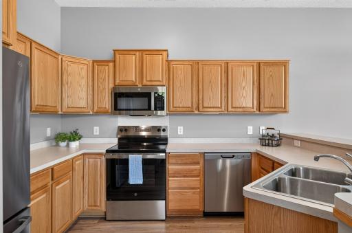 Sparkling kitchen w/new stainless steel appliances