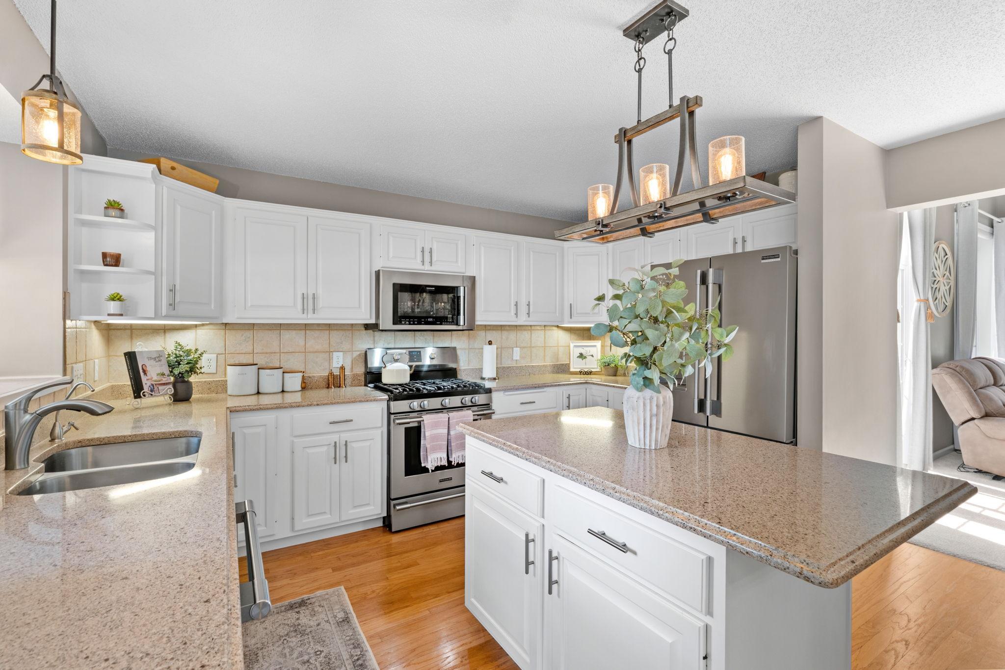 23-web-or-mls-9148 211th St W-32.jpg