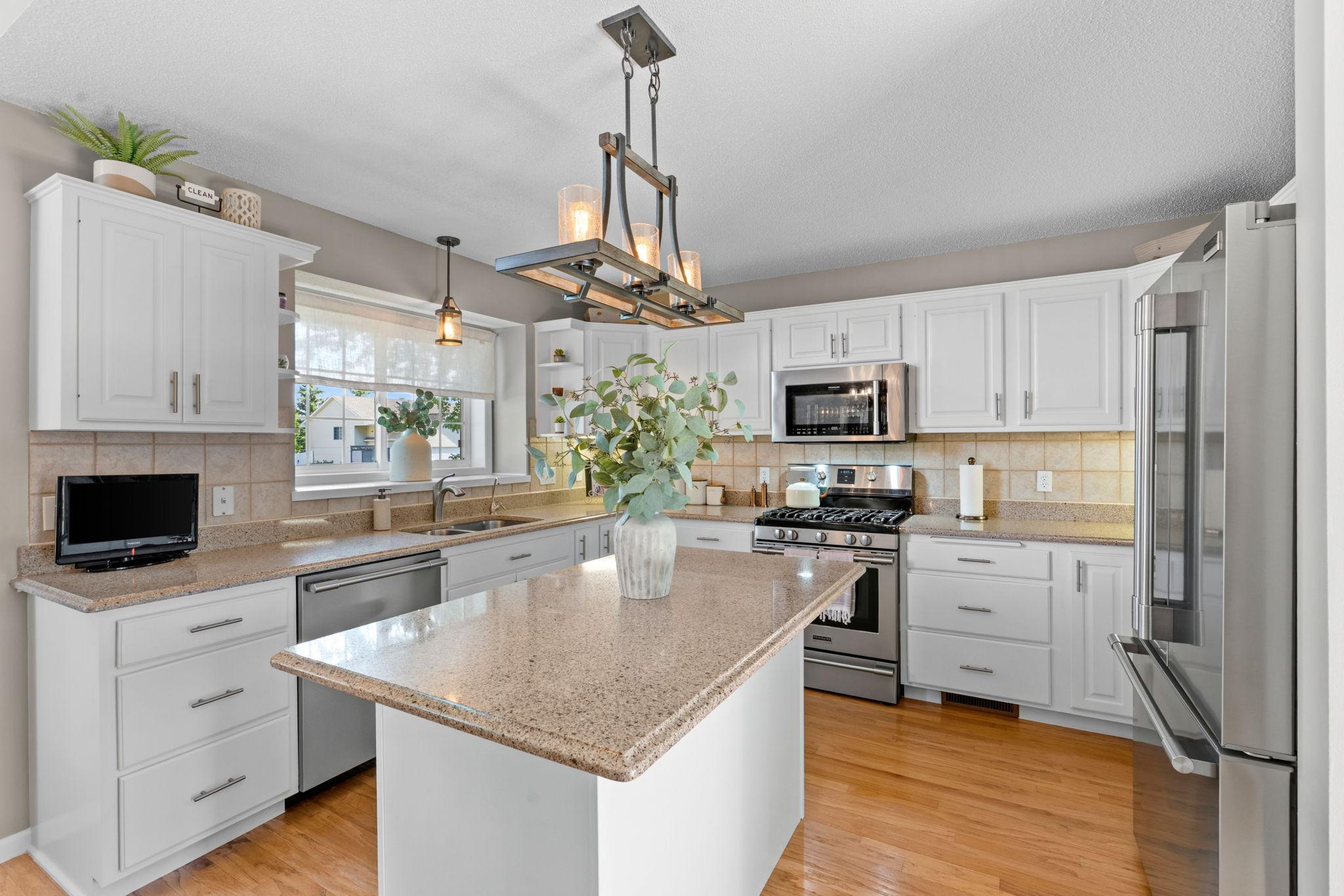 22-web-or-mls-9148 211th St W-31.jpg