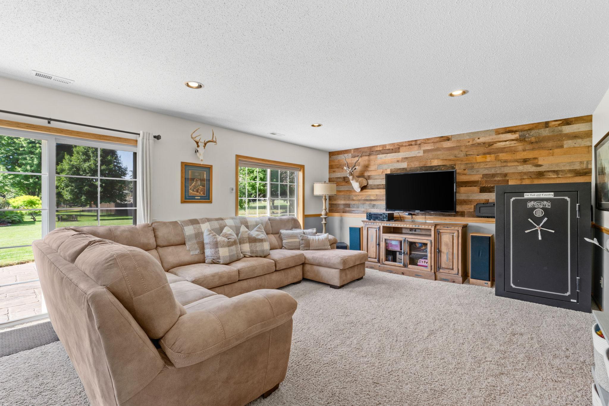 43-web-or-mls-9148 211th St W-52.jpg