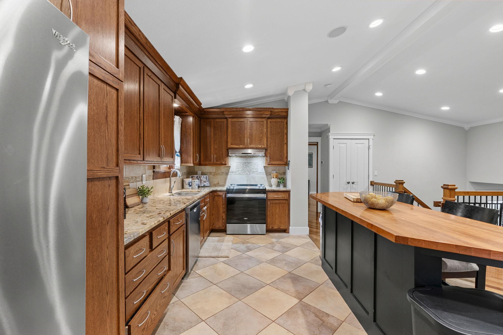 Wide kitchen makes it easy to have more than one cook in the kitchen!