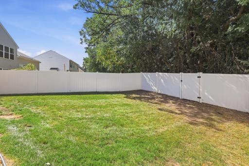 Vinyl fence that fully encloses back yard and offers privacy