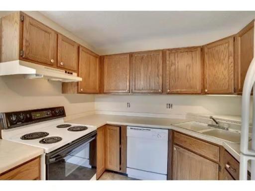 Spacious kitchen with lots of cupboard space