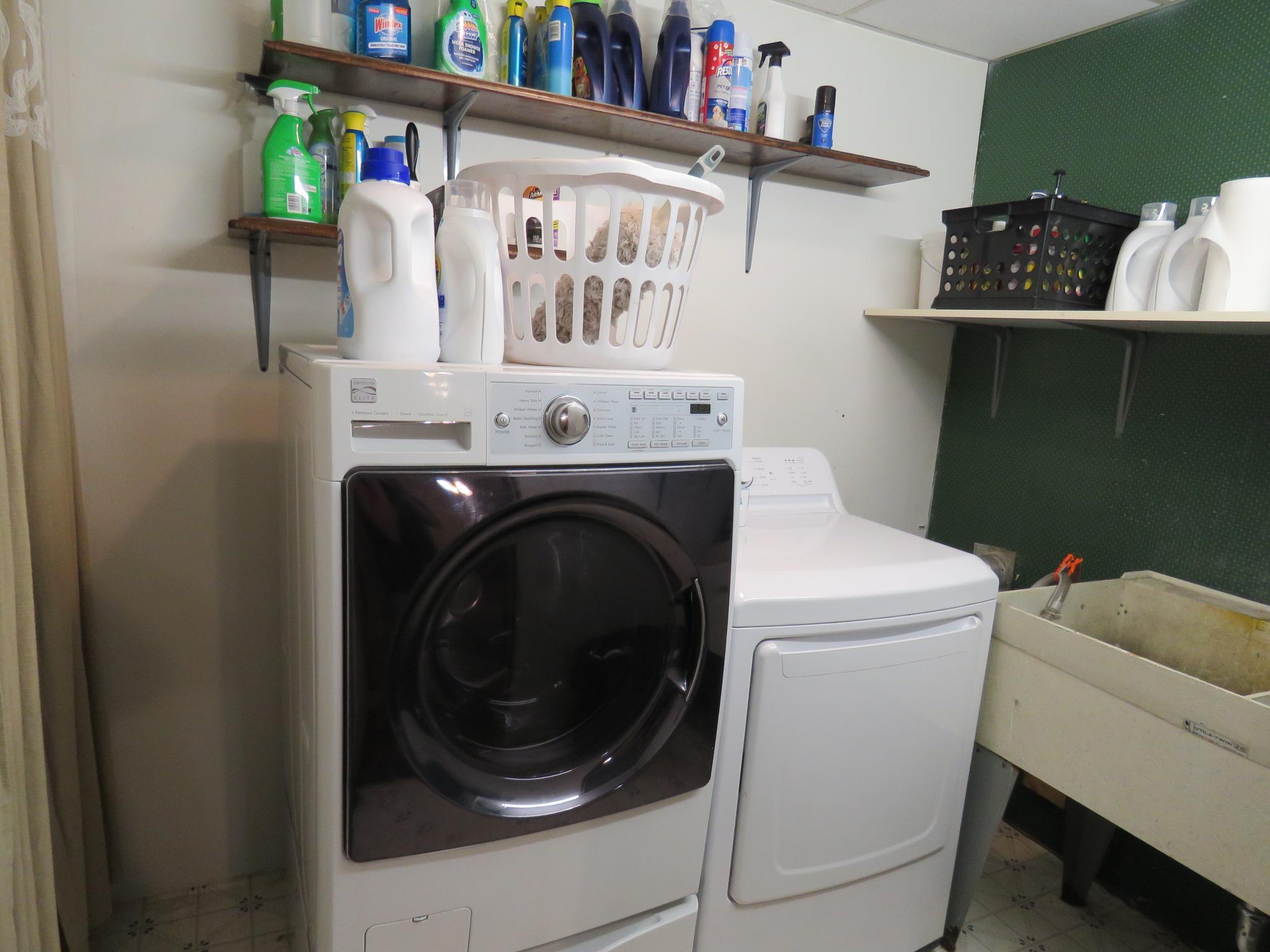 Laundry room. Washer and Dryer Stay!
