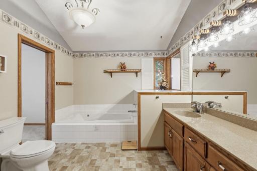 4067 Stockdale Drive, Vadnais Heights, MN 55127