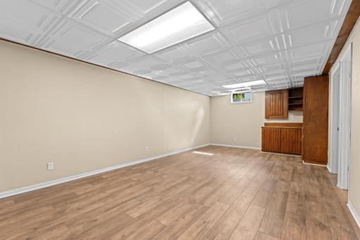 LL: Family Room w/ Dry Bar - New Modern Ceiling!